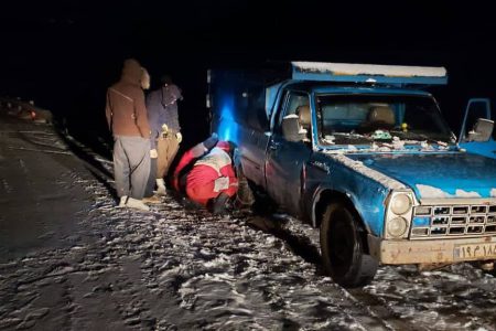 رها سازی 98 دستگاه خودرو گرفتار شده در برف و کولاک در محور های مواصلاتی استان آذربایجان غربی