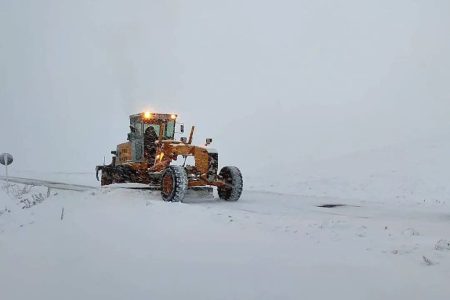 راهداران شهرستان خوی ناجی مادرباردار گرفتار در برف و کولاک شدند