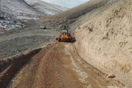 بالغ بر ۲۲۰ کیلومتر عملیات تسطیح، رگلاژ و ترمیم شانه جاده ها در محورهای مواصلاتی شهرستان خوی