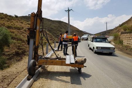 جمع آوری و تعمیر ۴۵۰ عدد گاردریل در محورهای مواصلاتی شهرستان مهاباد