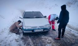 امداد رسانی و رهاسازی۴۲ دستگاه خودرو گرفتار شده در برف و کولاک در محور شاهین دژ _بوکان