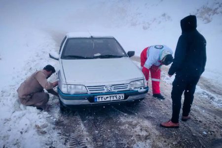 امداد رسانی و رهاسازی۴۲ دستگاه خودرو گرفتار شده در برف و کولاک در محور شاهین دژ _بوکان