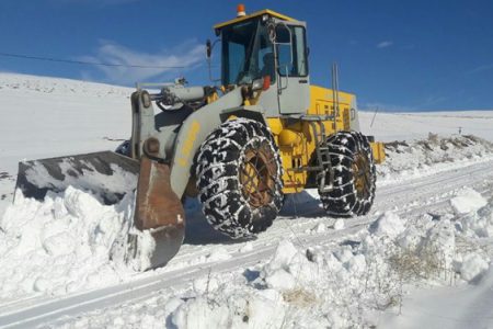 برف روبی و نمک پاشی راه های روستایی توسط معدنکاران سلماس