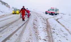 امداد رسانی ۹۵ دستگاه خودرو گرفتار شده در برف و کولاک در محورهای مواصلاتی آذربایجان غربی