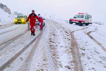 امداد رسانی ۹۵ دستگاه خودرو گرفتار شده در برف و کولاک در محورهای مواصلاتی آذربایجان غربی