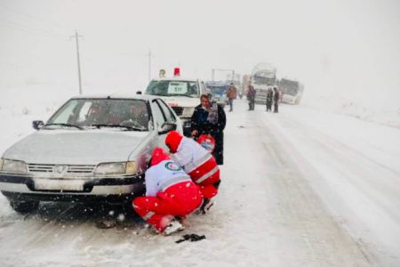 رهاسازی ۸۰ دستگاه خودرو گرفتار شده در برف و کولاک