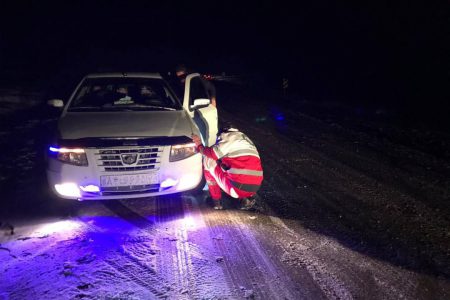 امداد رسانی به۲۴دستگاه خودرو گرفتار شده در برف و کولاک