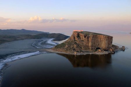 دریاچه ارومیه کماکان آب می رود