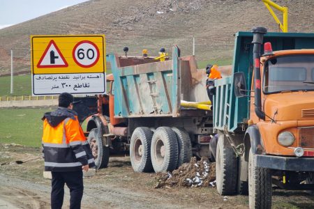 نصب ۳۰۰ عدد تابلو و علائم ایمنی در محورهای مواصلاتی شهرستان نقده