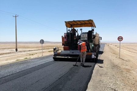 انجام ۱۵ کیلومتر آسفالت راههای روستایی شهرستان میاندوآب تا پایان فصل کاری سال جاری