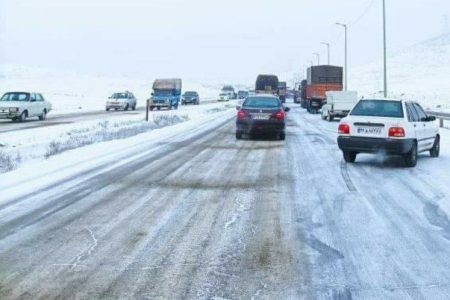 برفروبی و نمک پاشی کامل در محورهای میاندوآب و بوکان انجام و تردد روان برقرار است