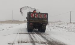 تلاش ۲۰۰ راهدار آذربایجان غربی برای برفروبی و نمک پاشی محورهای ارتباطی آذربایجان غربی