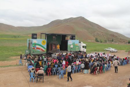 کودکان ماکویی به تماشای رینارد روباهه نشستند