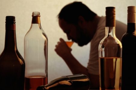 خطر مسمومیت با مشروبات تقلبی؛ ضد یخ و شوینده به جای الکل