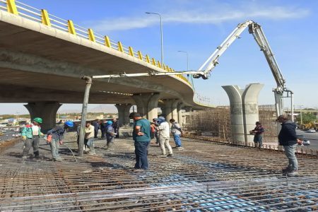 بخش دوم عرشه پل B1 تقاطع چهار سطحه آذربایجان در حال بتن‌ریزی است