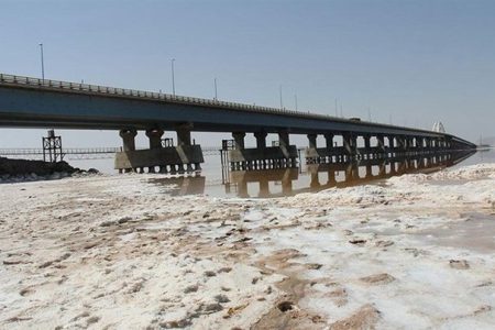 انجام بازرسی از تمامی سطوح و  قطعات پل میانگذر دریاچه ارومیه