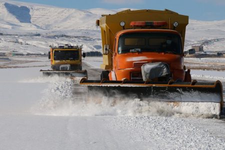 برف روبی نزدیک به ۷۰ کیلومتر از محور های مواصلاتی آذربایجان غربی