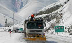 برف روبی و نمک پاشی ۱۵ کیلومتر از گردنه مائین بلاغ تکاب