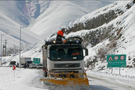 برف روبی و نمک پاشی ۱۵ کیلومتر از گردنه مائین بلاغ تکاب