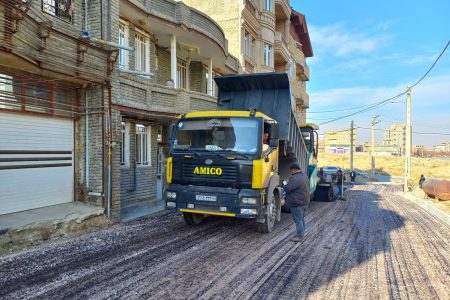 اجرای عملیات پخش آسفالت در منشعبات خیابان شهید چهارزبان ارومیه