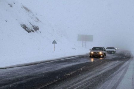 بارش برف در محورهای مواصلاتی آذربایجان غربی/ رانندگان از سفرهای غیر ضروری پرهیز کرده و زنجیر چرخ همراه داشته باشند