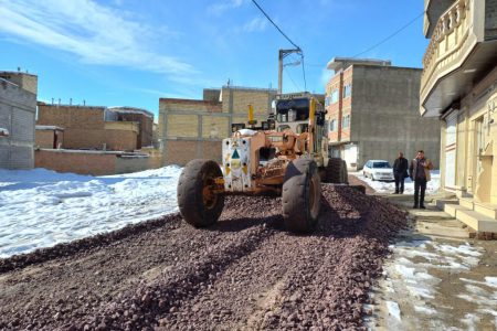 استمرار شن ریزی در معابر خاکی شهرک فجر ارومیه