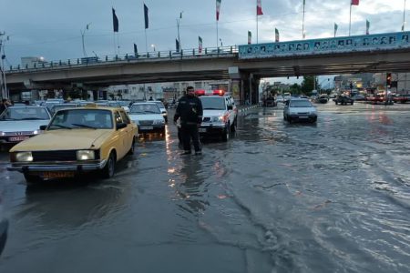 پس زدگی آب از منهول های فاضلاب دلیل آبگرفتکی برخی معابر ارومیه