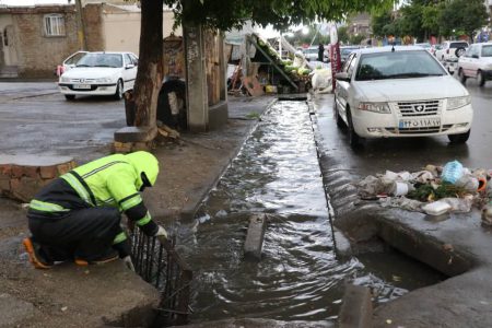 تلاش شبانه روزی ماشین آلات و پاکبانان شهرداری ارومیه برای رفع آبگرفتگی معابر