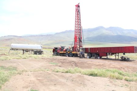 آغاز حفر یک حلقه چاه آب شرب در روستای عسگر آباد شهرستان خوی