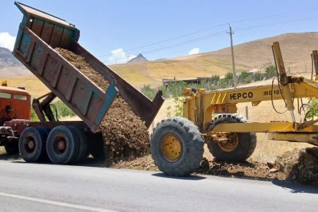 تسطیح و شانه سازی ۲۱۰ کیلومتر از محورهای مواصلاتی شهرستان میاندوآب