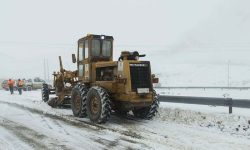 تردد روان در محورهای مواصلاتی آذربایجان غربی پس از برف‌روبی گسترده