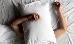 بررسی عوامل مؤثر بر کیفیت خواب و راهکارهای عملی برای داشتن خواب راحت و عمیق