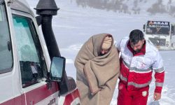 نجات جان راننده مینی‌بوس محصور در برف