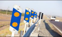 بهبود ایمنی جاده‌های نقده با نصب ۳۰۰ گاردریل و ۳۲۱ تابلو هشدار