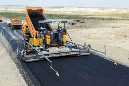 آذربایجان غربی از شمال تا جنوب تبدیل به کارگاه راه سازی می شود.