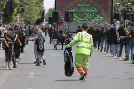 تلاش پاکبانان سازمان مدیریت پسماند شهرداری ارومیه در روز عاشورای حسینی