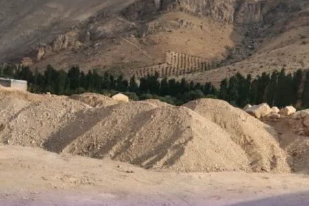 توقیف دپوی غیرمجاز مصالح رودخانه‌ای در شاهین‌دژ با بازداشت متخلفان