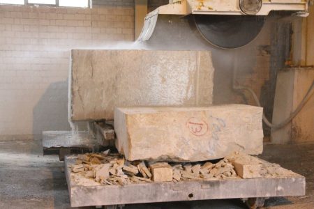 برای اولین بار در آذربایجان‌غربی؛ تولید سنگ‌های اسلب صادراتی در ارومیه آغاز شد