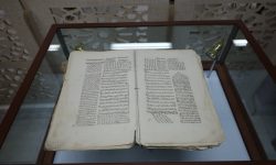 یک نسخه کتاب چاپ سنگی به کتابخانه مرکزی ارومیه وقف شد