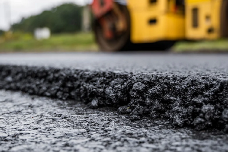 آغاز روکش آسفالت در محورهای مواصلاتیِ ترانزیتی شمال آذربایجان غربی وبازرگان