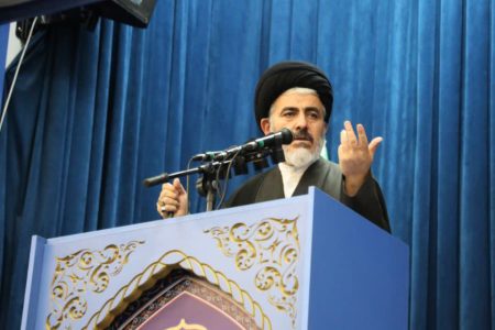 امام جمعه ارومیه، با وجود نقدها، دولت را رها نکنیم