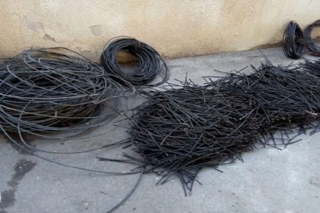 سارقان سیم و کابل برق در نقده به دام پلیس افتادند