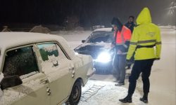 امدادرسانی به ۷۸۰ خودرو گرفتار در برف محورهای آذربایجان‌غربی