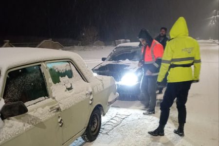 امدادرسانی به ۷۸۰ خودرو گرفتار در برف محورهای آذربایجان‌غربی