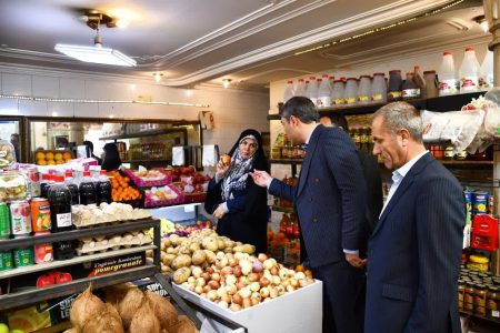 بازدید میدانی مسئولان ماکو از بازار برای رصد قیمت و عرضه کالاهای اساسی