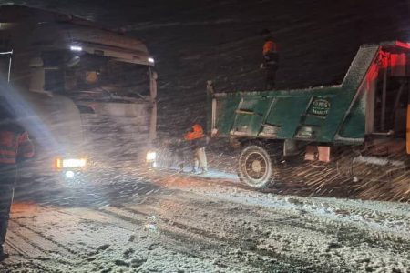 امدادرسانی به ۳۳۵ خودرو گرفتار در برف در آذربایجان‌غربی