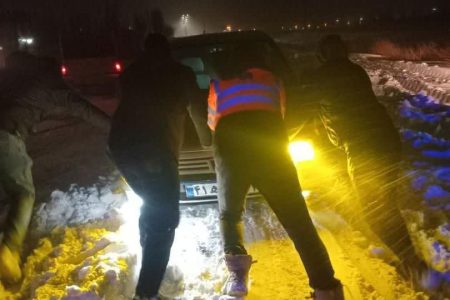 امداد رسانی به ۶۱۰خودرو گرفتار در برف توسط راهداران تلاشگر آذربایجان‌غربی طی ۲۴ ساعت گذشته